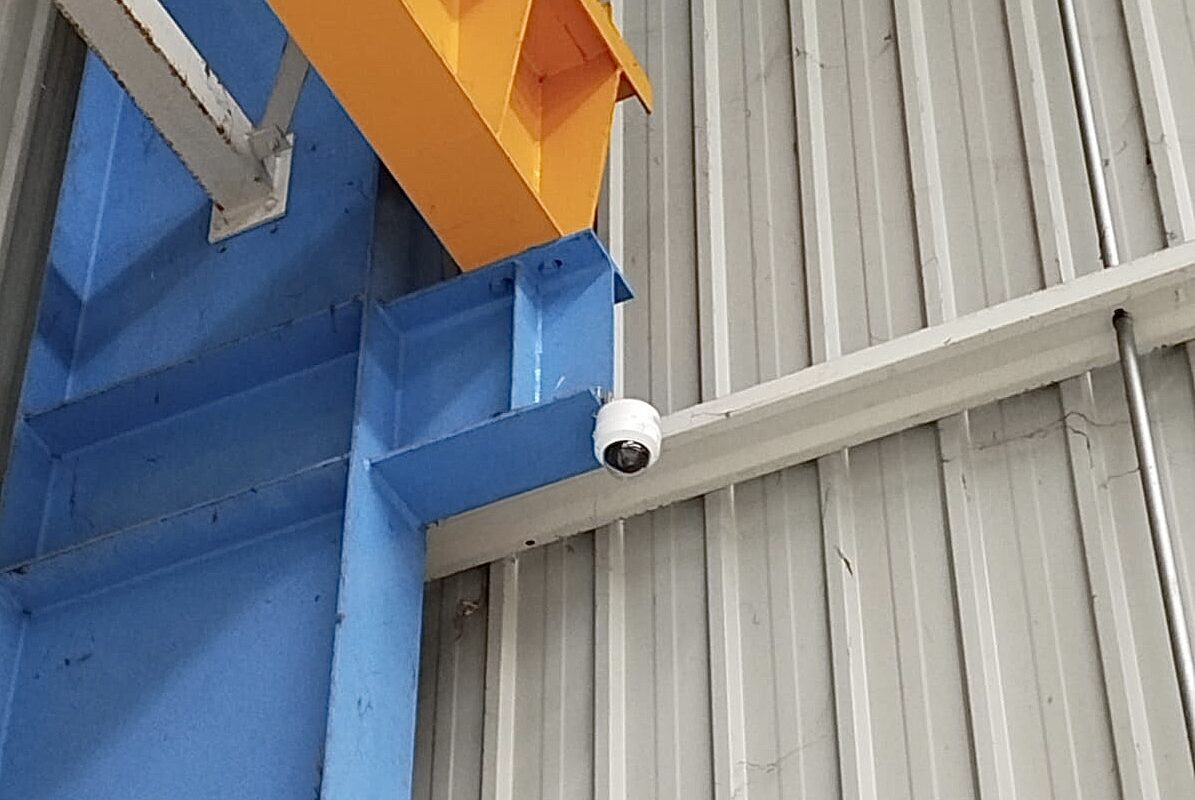 Caméra de système de vidéosurveillance pour les locaux industriels.